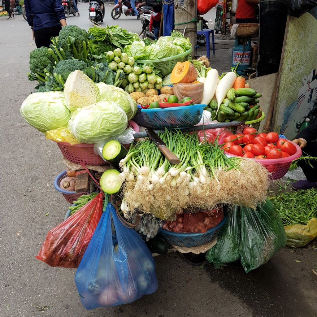 uliczny sprzedawca warzyw w Hanoi. Mini przewodnik po Hanoi
