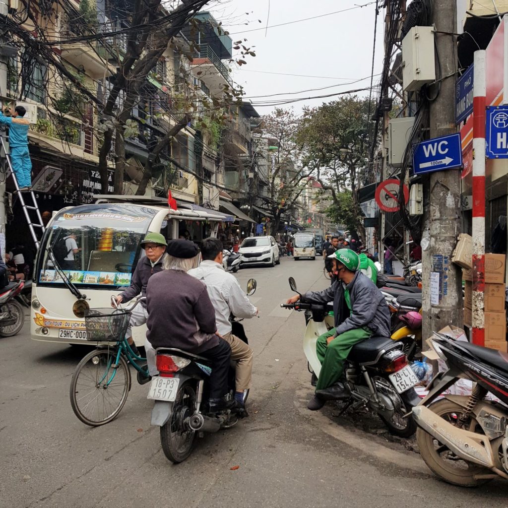 wąskie uliczki Hanoi