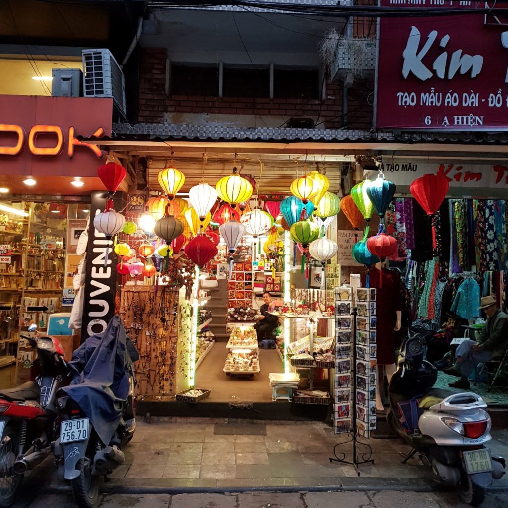 sklepik z pamiątkami w Hanoi