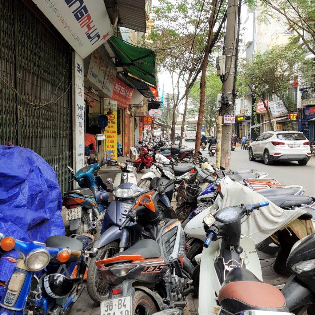 tak wygląda chodnik w Hanoi - czyli nie wygląda