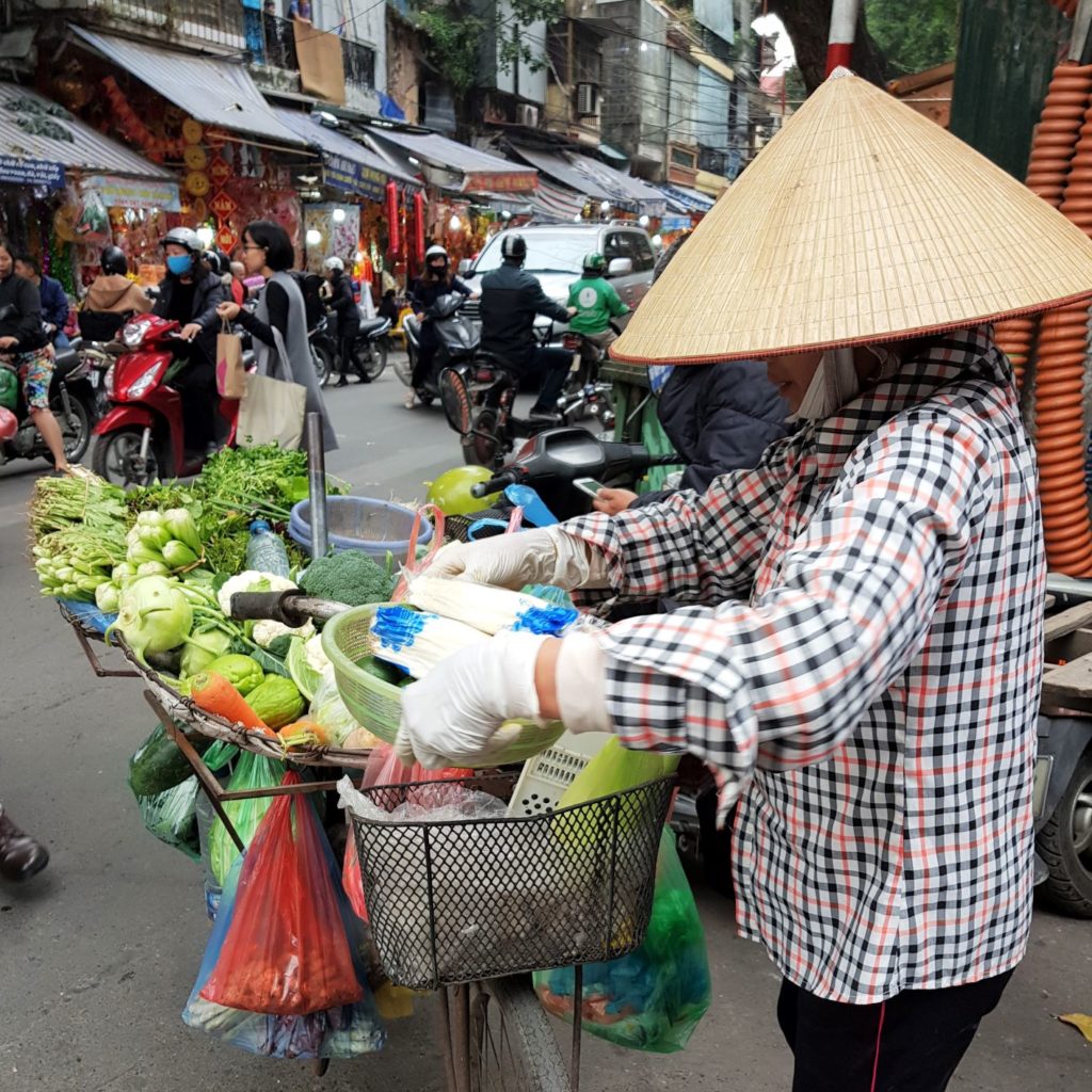 uliczny sprzedawca w Hanoi