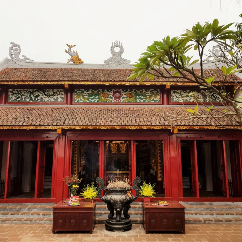 Świątynia na Jadeitowej Wyspie -uroczy budynek. Przewodnik po Hanoi