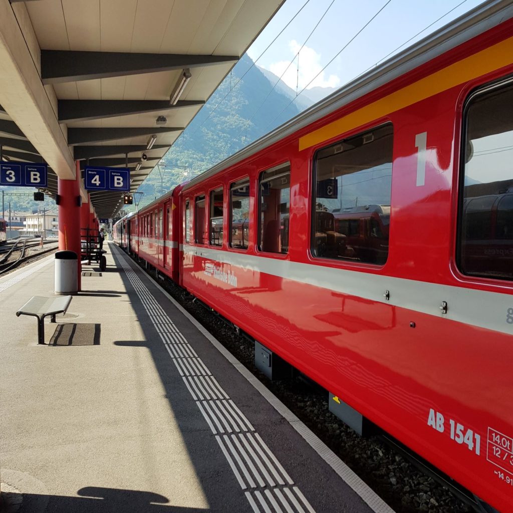 pociągiem po Szwajcarii Tirano stacja Kolei Retyckich