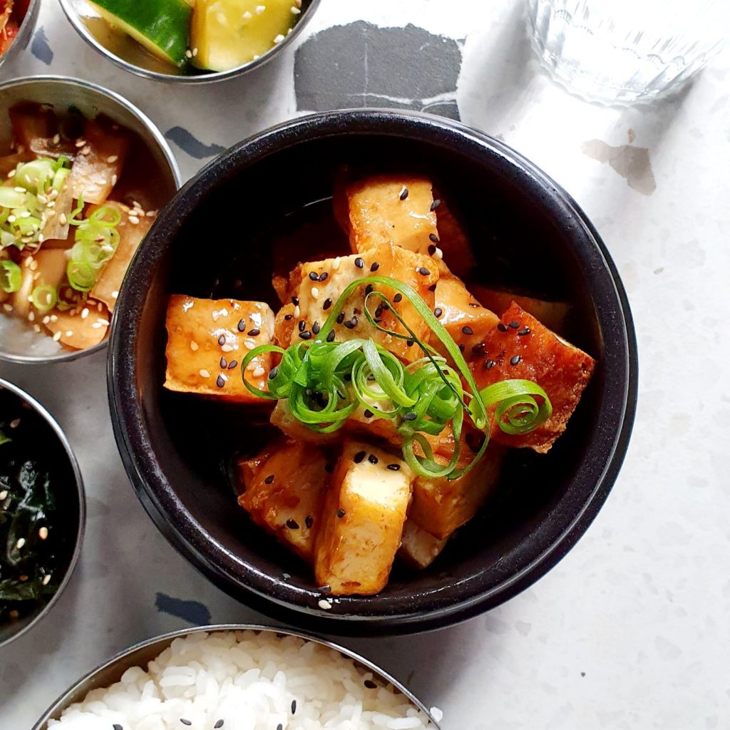 koreańskie jedzenie tofu w glazurze