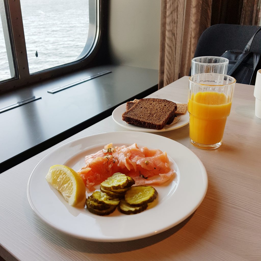Helsinki śniadanie na promie