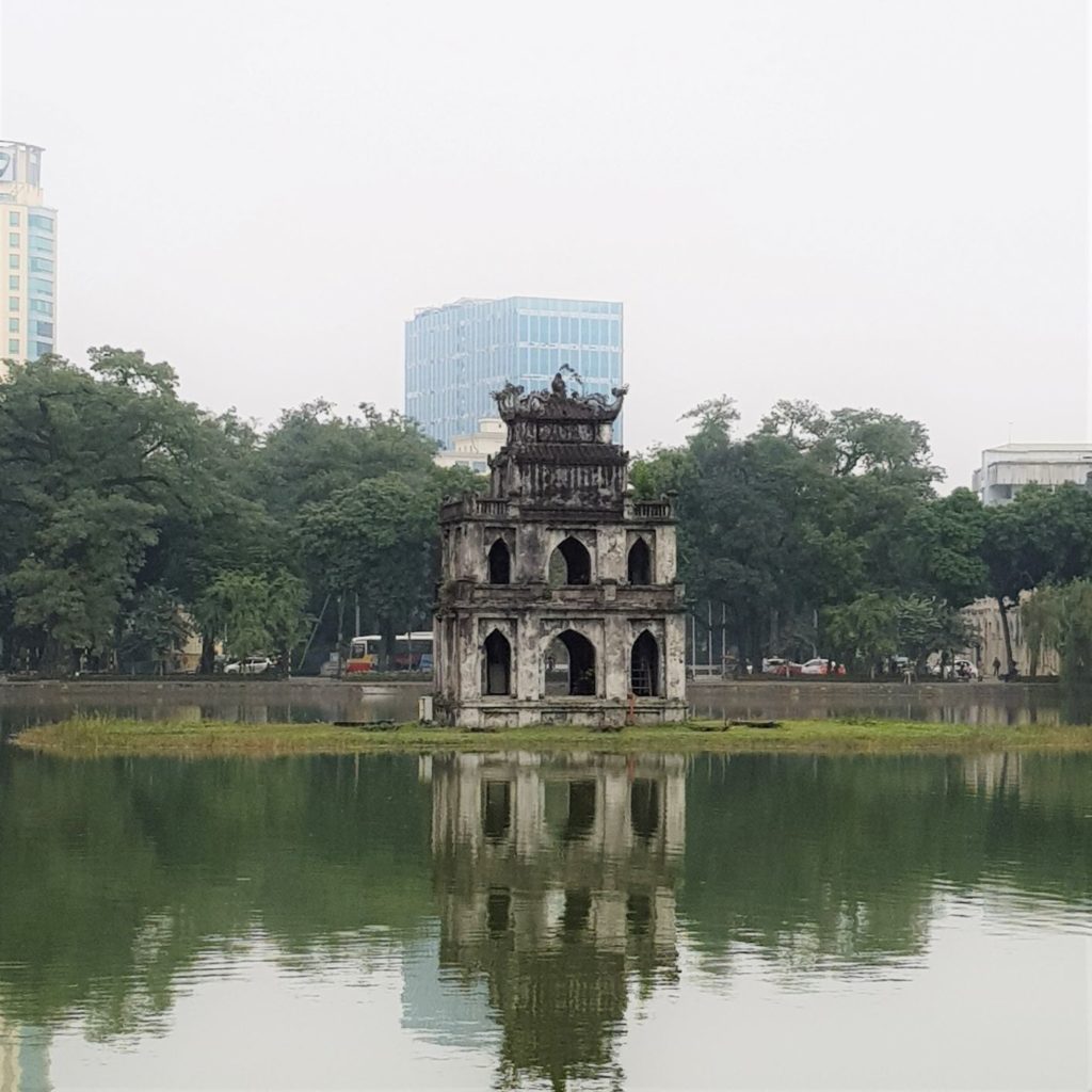 Żołwia Wieża na jeziorze Hoan Kiem - spacer po Hanoi