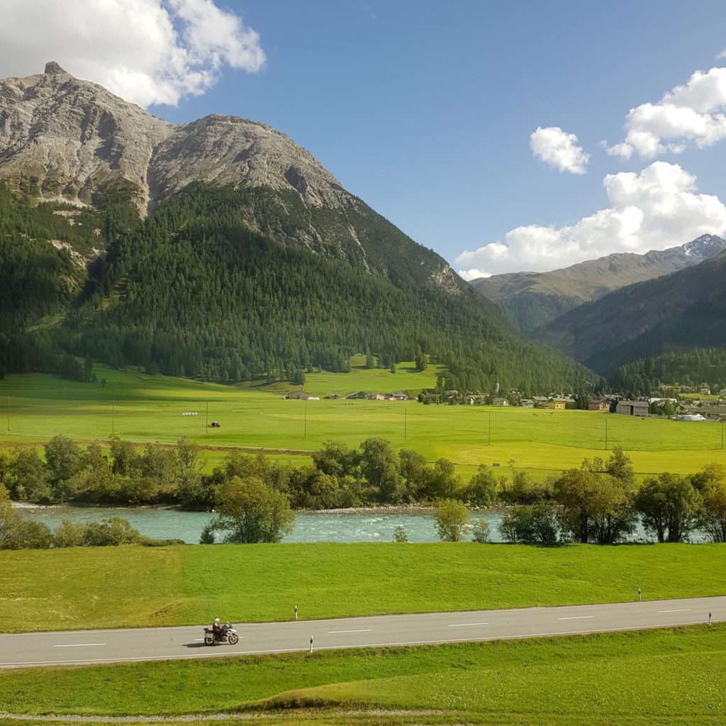 pociągiem przez Szwajcarię - dolina
